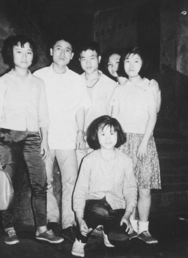 전태일 열사와 미싱사 보조.jpg